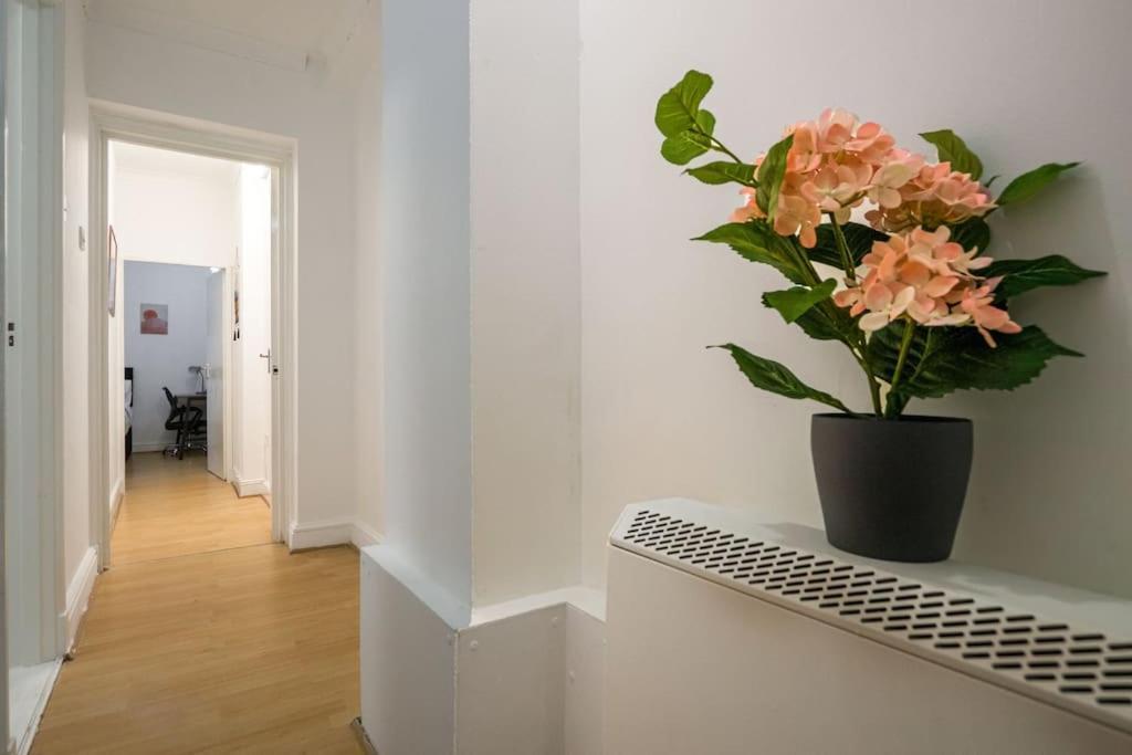 Cosy 2-Bedroom Flat Paddington Londra Esterno foto